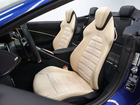 Certified 2025 Ferrari Roma Spider RWD image 3