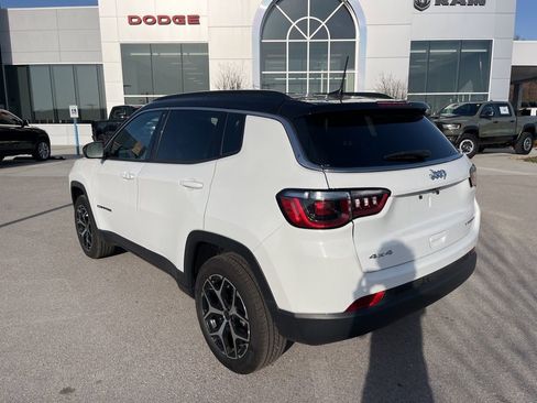 Used 2025 Jeep Compass Limited image 4