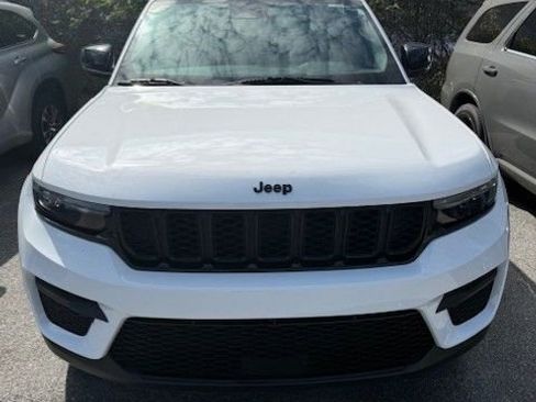 Used 2024 Jeep Grand Cherokee Altitude image 2