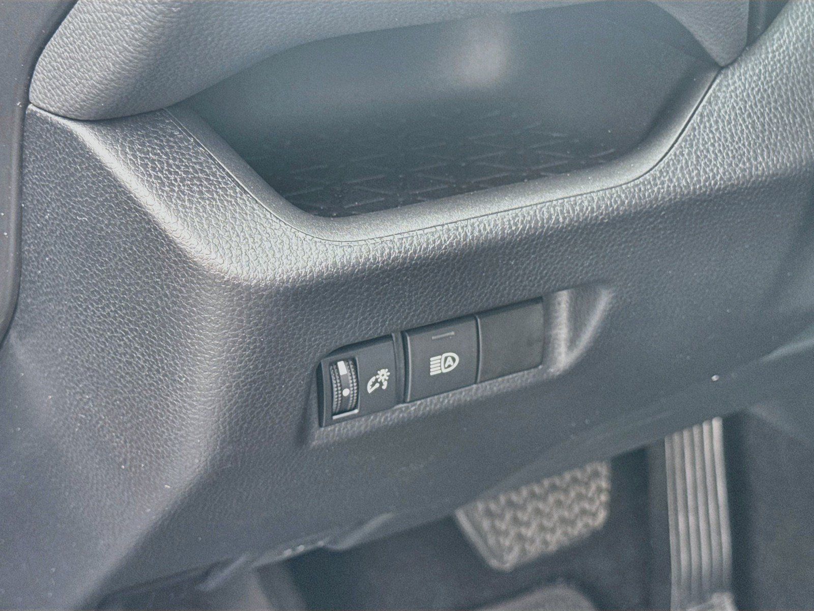 Used 2022 Toyota RAV4 LE AWD/4WD image 10