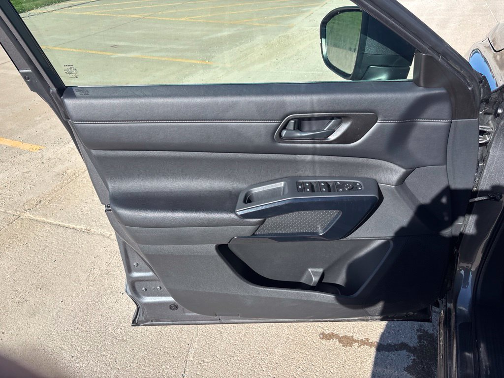 Used 2025 Nissan Pathfinder SV AWD/4WD image 11