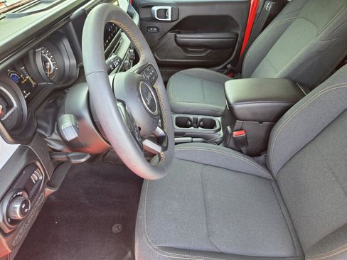 Used 2024 Jeep Gladiator Willys AWD/4WD image 9