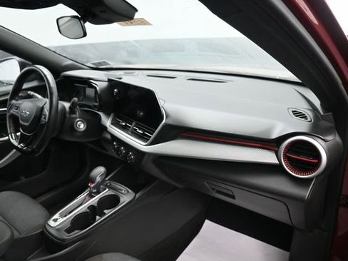 Used 2024 Chevrolet Trax RS w/ Sunroof Package FWD image 9