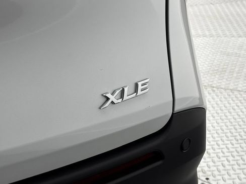 Used 2026 Toyota Sienna XLE FWD image 9