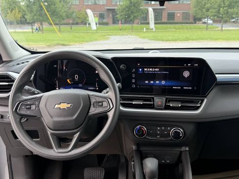 Used 2024 Chevrolet TrailBlazer LS FWD image 28