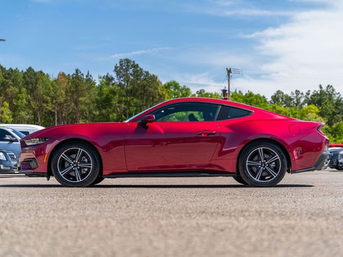 Used 2025 Ford Mustang Coupe RWD image 4
