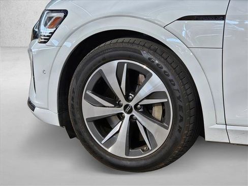 Certified 2024 Audi Q8 e-tron Premium Plus w/ Premium Plus Package AWD/4WD image 6