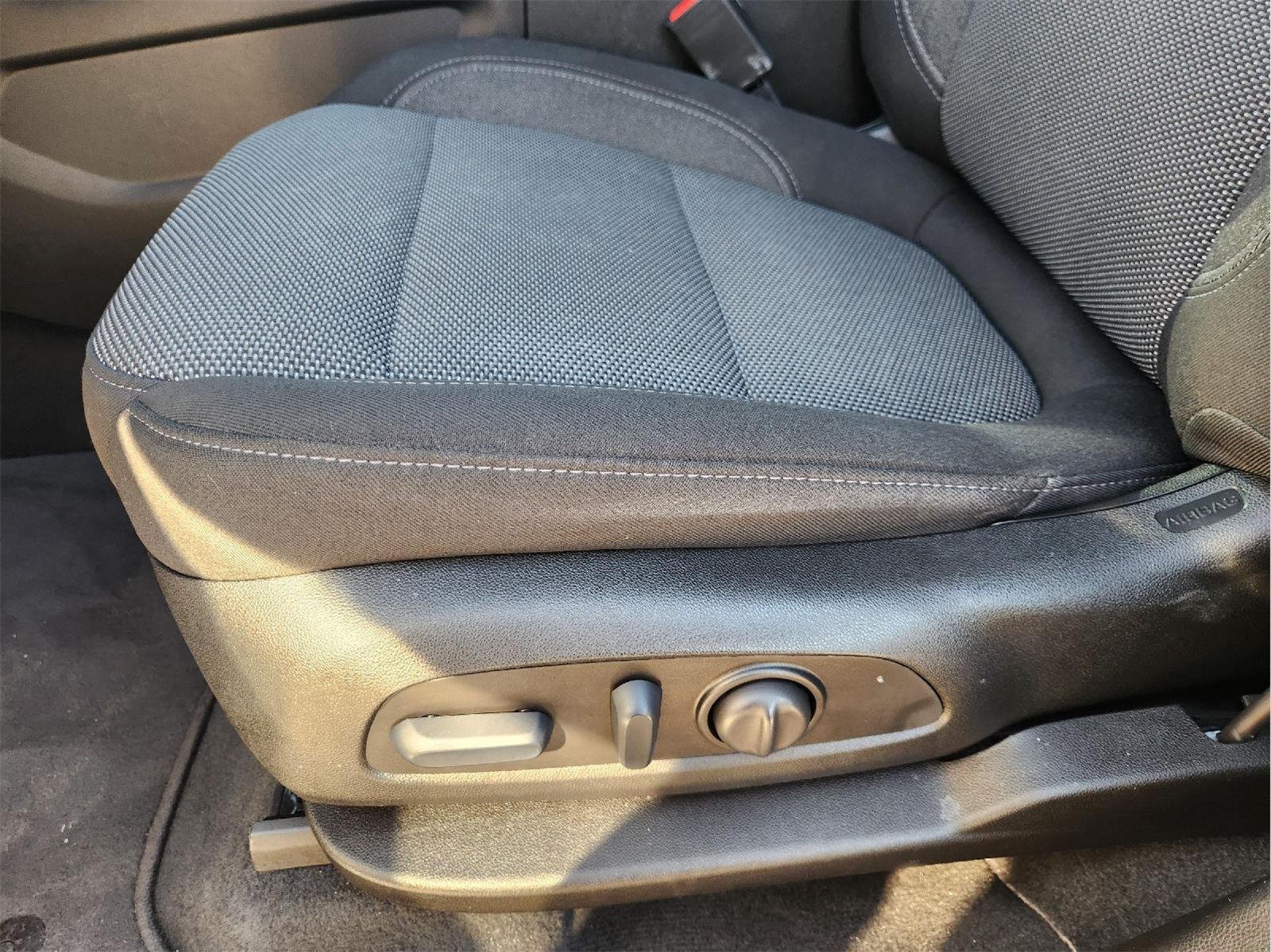 Used 2023 Chevrolet Traverse LT FWD image 24