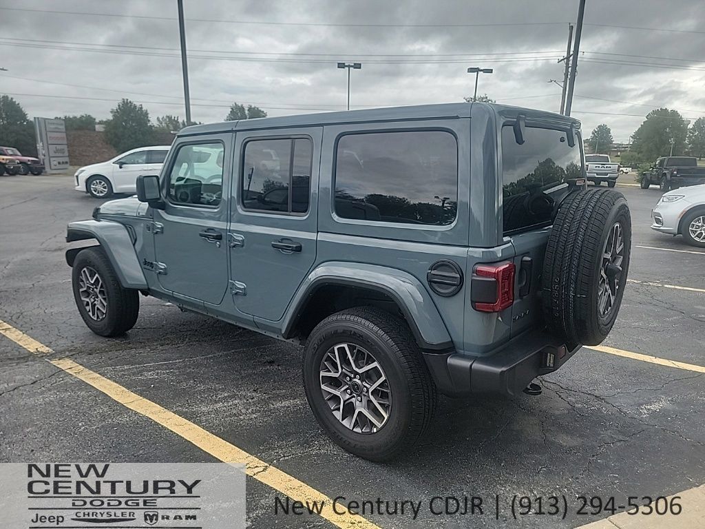 Used 2026 Jeep Wrangler Unlimited Sahara AWD/4WD image 3