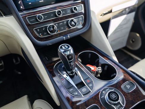 Used 2021 Bentley Bentayga AWD/4WD image 19