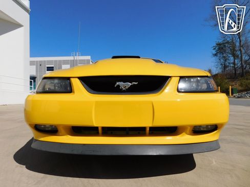 Used 2004 Ford Mustang Mach 1 RWD image 3