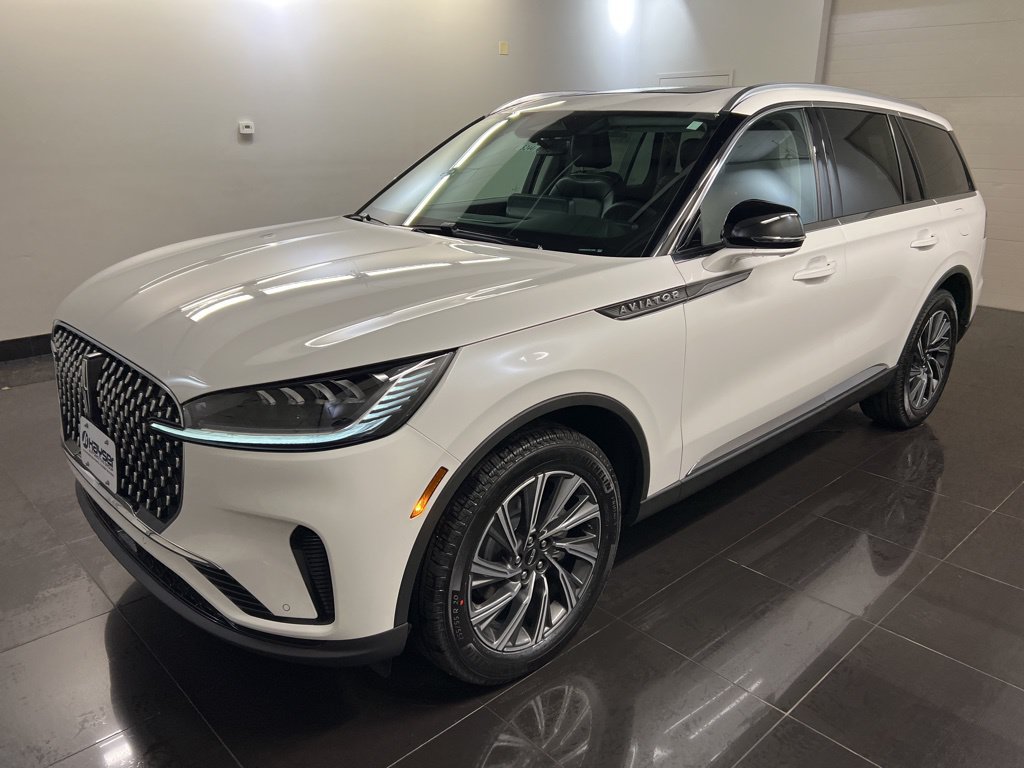 Used 2026 Lincoln Aviator AWD image 3