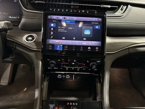 Used 2023 Jeep Grand Cherokee Limited image 16