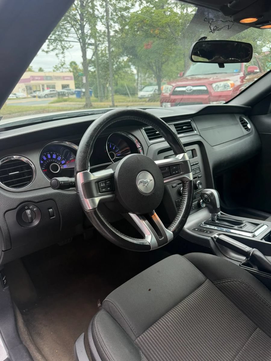 Used 2014 Ford Mustang Convertible RWD image 7