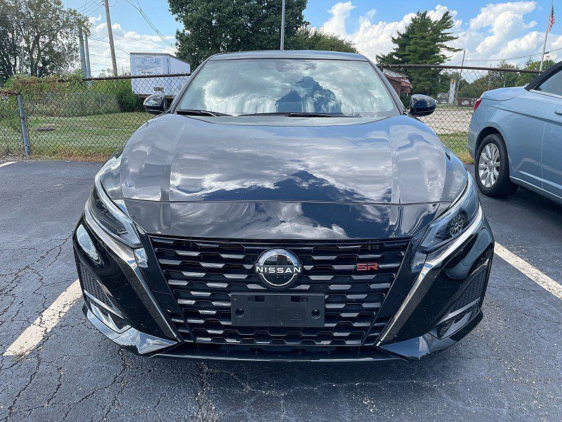 Used 2024 Nissan Altima 2.5 SR w/ SR Premium Package FWD image 2