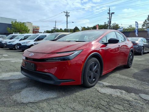 Used 2023 Toyota Prius LE image 3