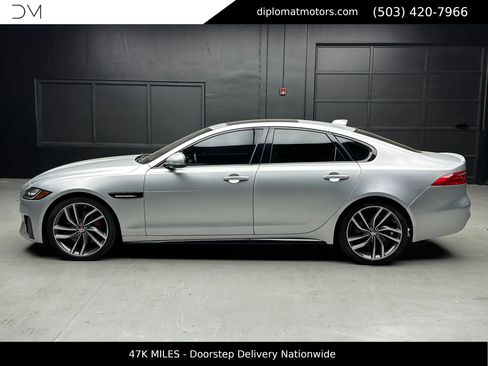 Used 2018 Jaguar XF S RWD image 4