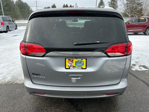 Used 2020 Chrysler Voyager Lxi image 3