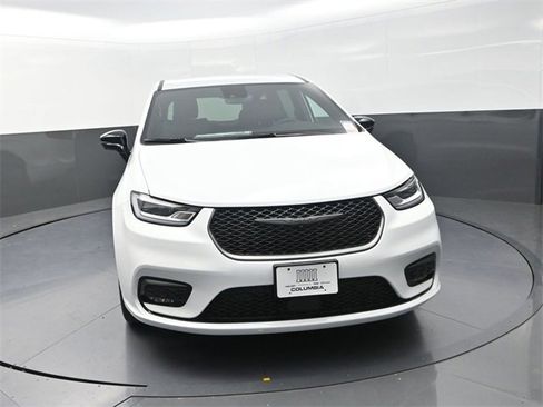 New 2026 Chrysler Pacifica Select image 2