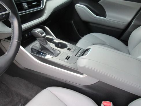 Used 2022 Toyota Highlander XLE FWD image 15