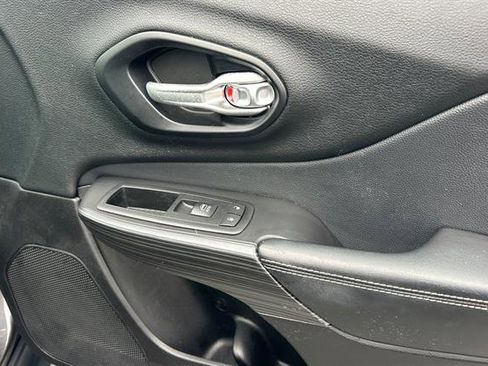 Used 2015 Jeep Cherokee Latitude w/ Comfort/Convenience Group image 19