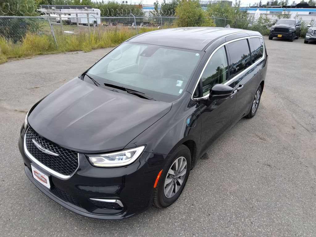 Used 2024 Chrysler Pacifica Limited FWD image 1
