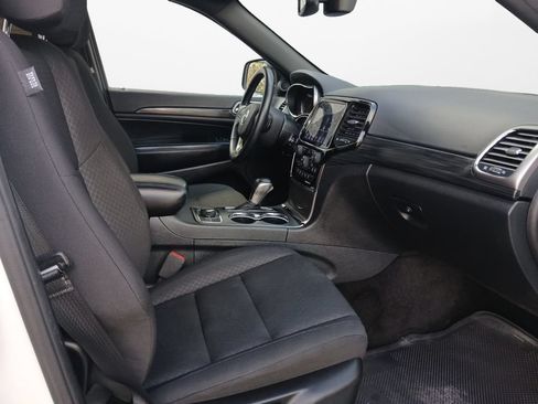 Used 2019 Jeep Grand Cherokee Laredo AWD/4WD image 24