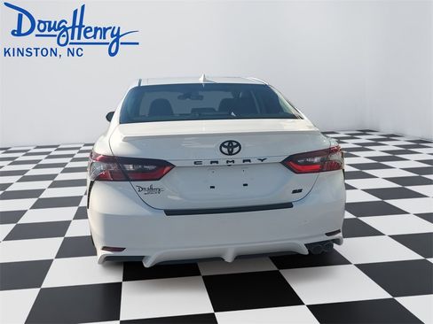 Used 2024 Toyota Camry SE image 4