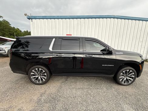 Used 2025 Chevrolet Suburban High Country AWD/4WD image 9