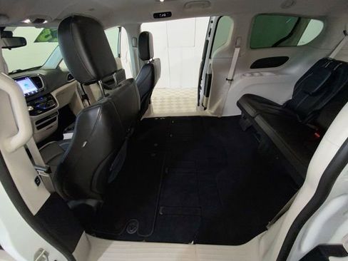 Used 2023 Chrysler Pacifica Touring-L AWD/4WD image 28