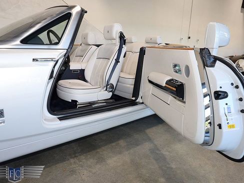 Used 2017 Rolls-Royce Phantom Drophead Coupe image 17