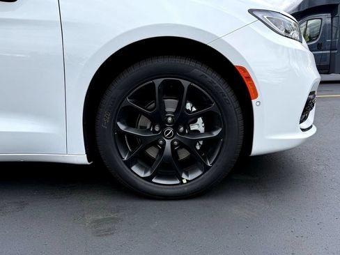 New 2026 Chrysler Pacifica Limited w/ Uconnect Theater Family Group FWD image 9
