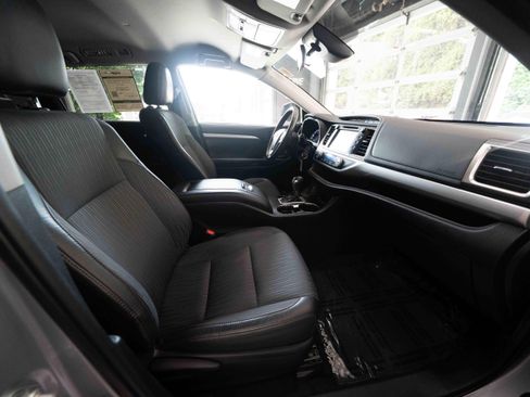 Used 2019 Toyota Highlander Plus w/ Carpet Mat Package (TMS) AWD/4WD image 27