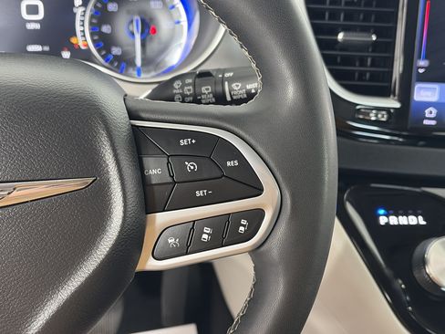 Used 2023 Chrysler Pacifica Touring-L FWD image 28