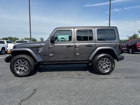 Used 2025 Jeep Wrangler Unlimited Sahara AWD/4WD image 12