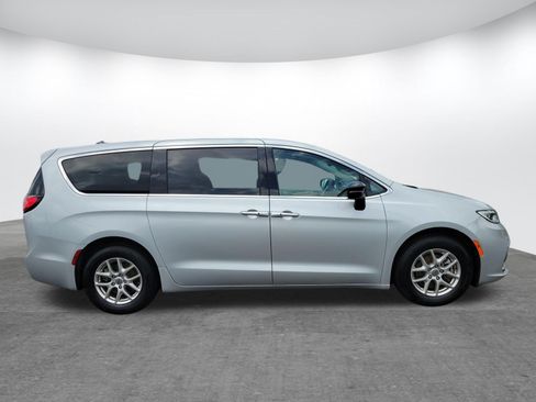 Used 2024 Chrysler Pacifica Touring-L FWD image 2