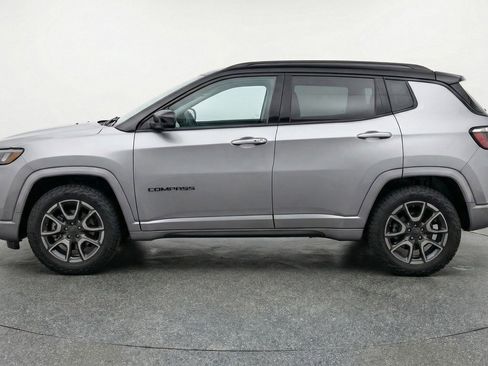 Used 2025 Jeep Compass Trailhawk image 5