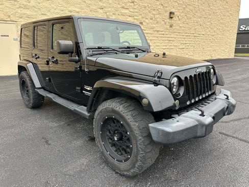 Used 2014 Jeep Wrangler Unlimited Sahara w/ Dual Top Group AWD/4WD image 7