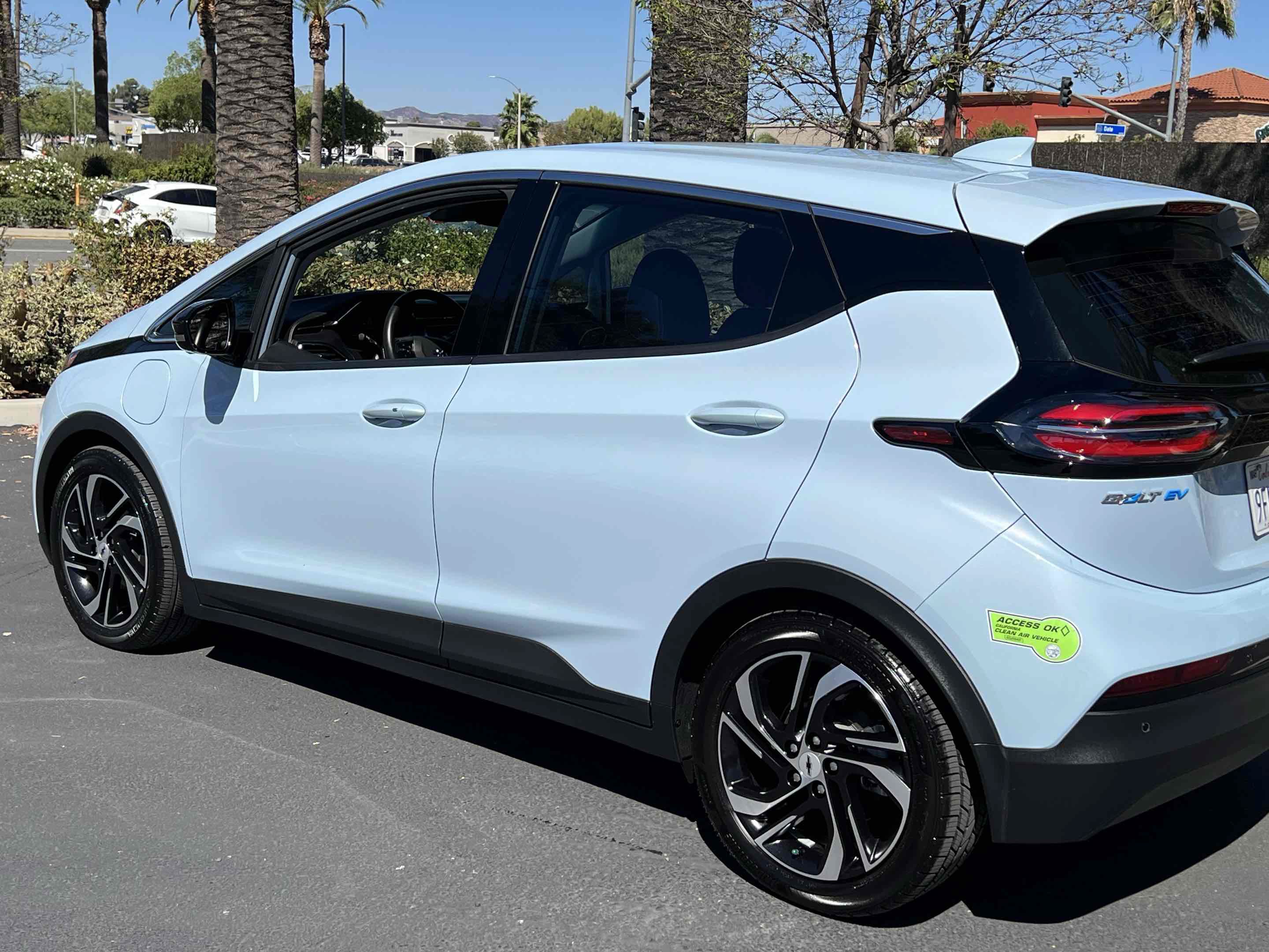 Used 2023 Chevrolet Bolt LT w/ Infotainment Package FWD image 41