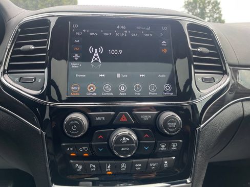 Used 2020 Jeep Grand Cherokee Overland AWD/4WD image 23