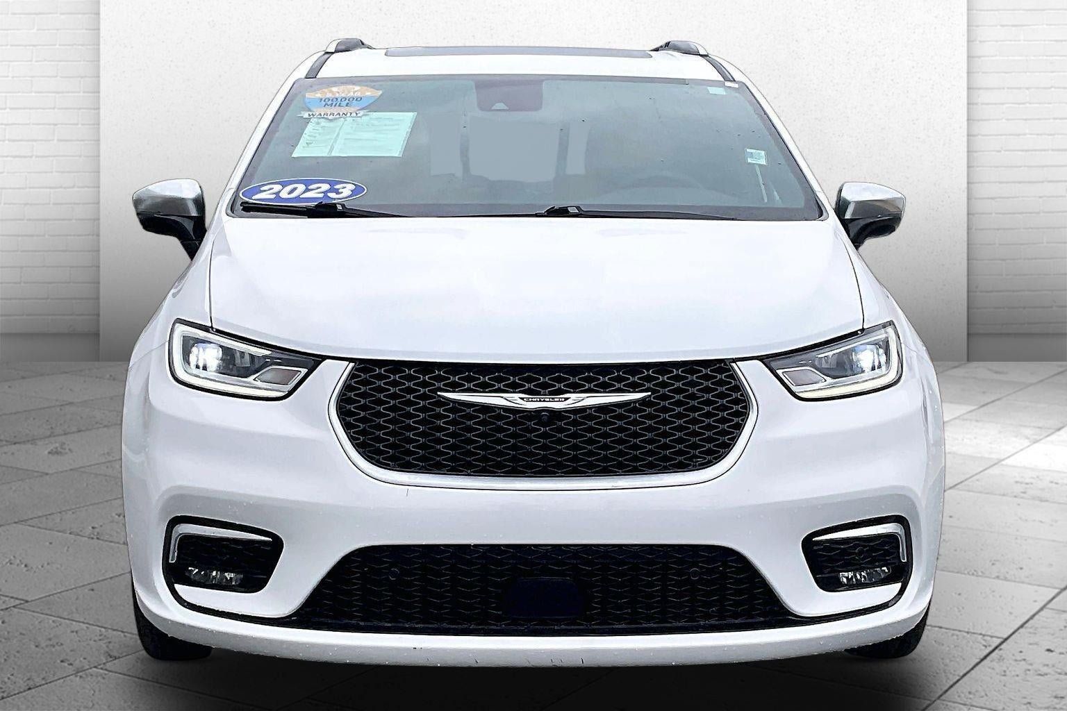 Used 2023 Chrysler Pacifica Pinnacle FWD image 2