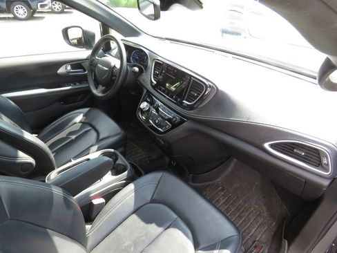 Used 2023 Chrysler Pacifica Touring-L w/ S Appearance Package FWD image 14