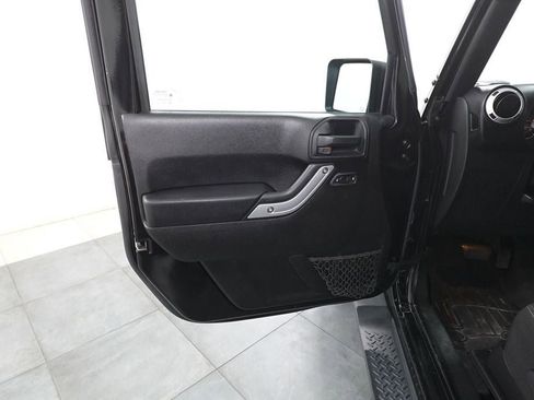 Used 2016 Jeep Wrangler Sahara image 7