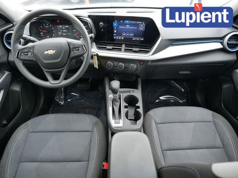 Used 2024 Chevrolet Trax LS image 17
