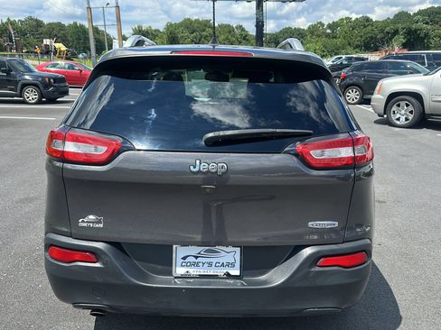 Used 2018 Jeep Cherokee Latitude Plus FWD image 4