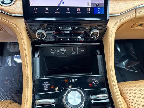 Used 2025 Jeep Grand Cherokee Summit AWD/4WD image 21
