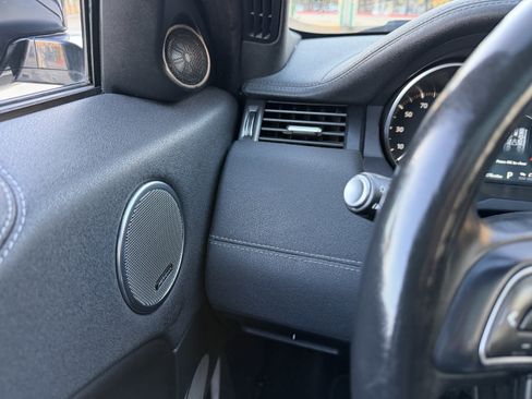 Used 2019 Land Rover Range Rover Evoque SE Premium image 25