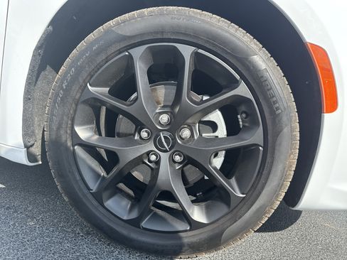 Used 2024 Chrysler Pacifica Touring-L w/ S Appearance Package image 24