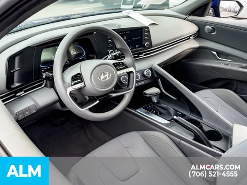 Certified 2024 Hyundai Elantra SE FWD image 8