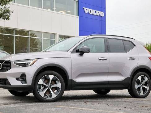 Certified 2026 Volvo XC40 B5 Plus AWD/4WD image 2